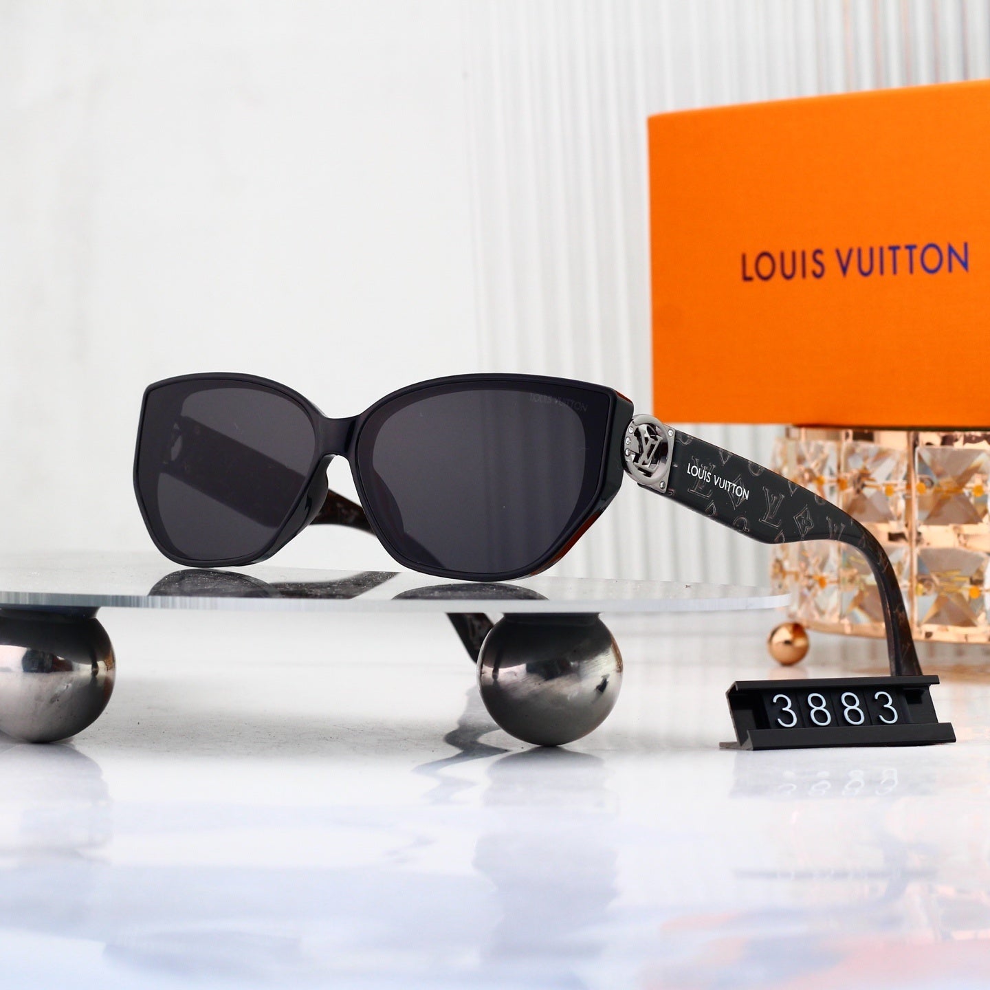 Louis vuitton V-Logo Oversized Sunglasses with Monogram Temples (Model 3883) Cat-Eye